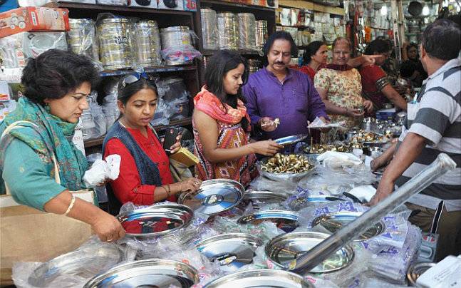 Indian families buying brass and silver utensils on Dhanteras 2025 as an auspicious tradition