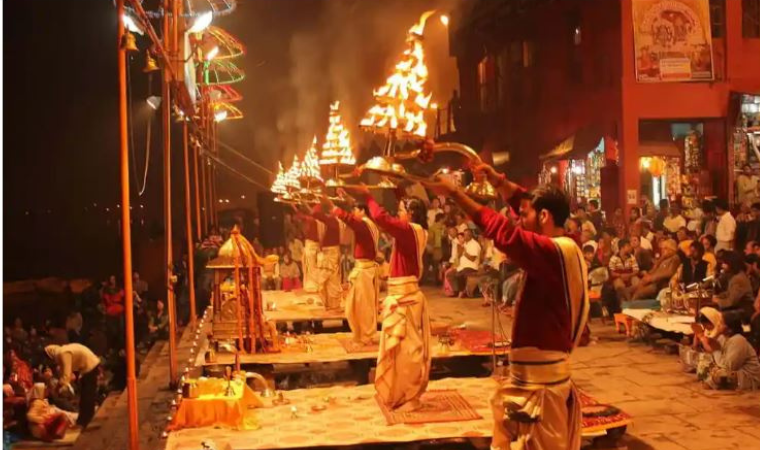 Devotees participating in evening aarti at Kashi Ghats.