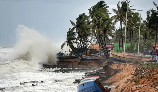 High waves and rough sea conditions during Cyclone Montha along India’s east coast