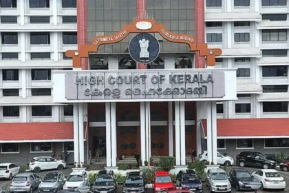 Kerala SIT officers outside Travancore Devaswom Board office