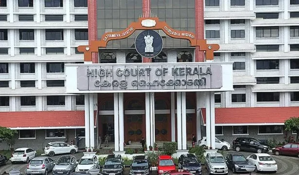 Kerala SIT officers outside Travancore Devaswom Board office