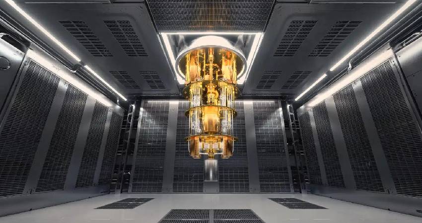 Futuristic quantum computer glowing with blue lights symbolizing India’s digital transformation.