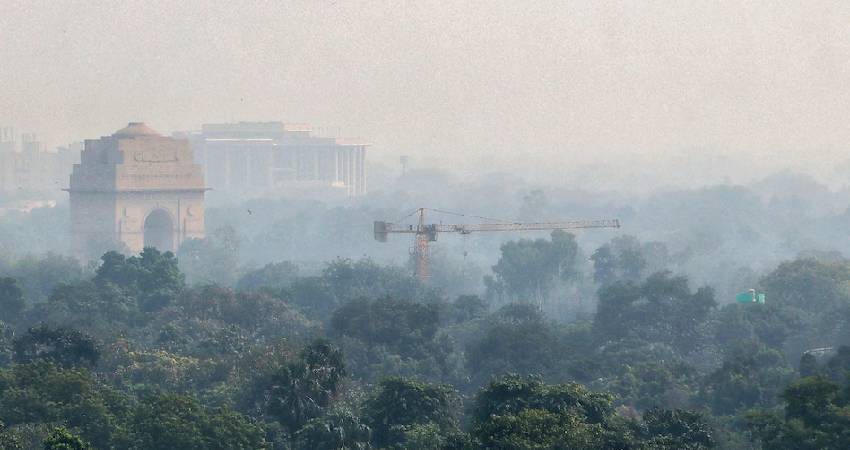 Heavy smog covering India Gate in Delhi due to severe air pollution.