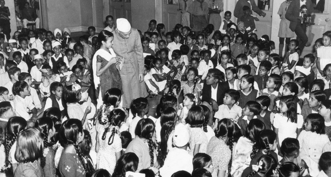 Jawaharlal Nehru with children during public event