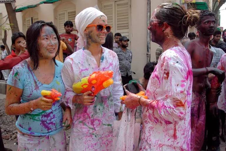 Indian cultural performance attracting international tourists